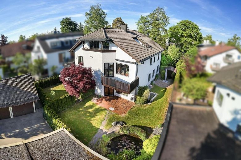 Außenansicht mit Garten