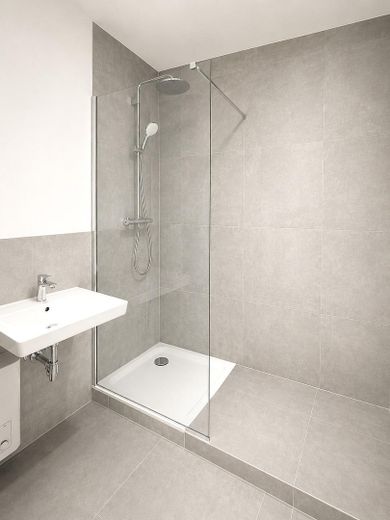 Modernized 3.5-room apartment with balcony and underfloor heating – Badezimmer