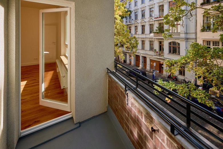 Berlin Mitte: Balkonlu, Moabit’in merkezi konumunda, yenilenmiş köşe binada ilk kullanım, komisyonsuz 2 odalı daire – Balkon_Strasse_Wohnzimmer