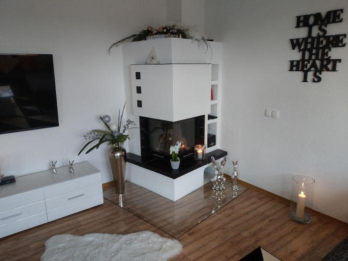 ampio appartamento con 110 mq di superficie + 80 mq di seminterrato ristrutturato – Kamin im Wohnzimmer