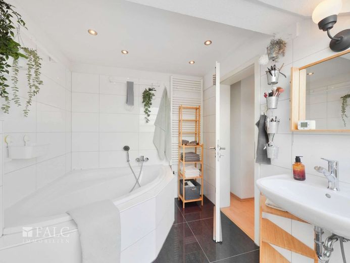 Maisonetteflair trifft Stadtleben: Stilvolle 3 Zimmerwohnung über den Dächern von Elberfeld! – Bad en Suite