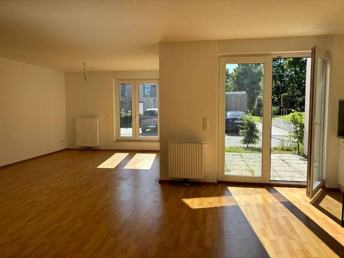 Après rénovation : suffisamment d’espace pour votre famille ! - Grande maison mitoyenne en bout de rangée à Käfertal – Ansicht I: Wohn-Esszimmer