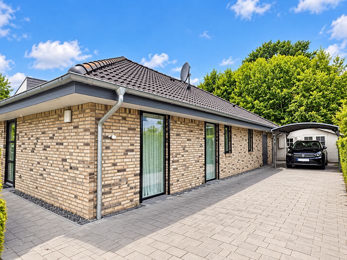 Nowoczesny bungalow KfW-40 – 125 m² powierzchni mieszkalnej, działka 811 m² i duży ogród – Aussenansicht