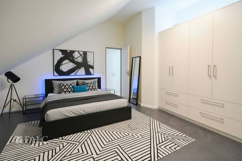 Stilvolle Maisonette mit Balkon, TG-Stellplatz &amp; Aufzug – Schlafzimmer 1 - (KI generiert)