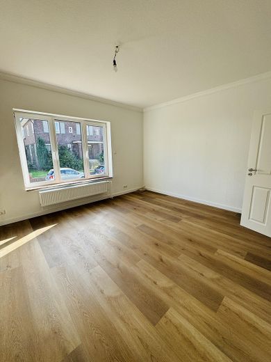 Wohnzimmer mit Echtholzparkett