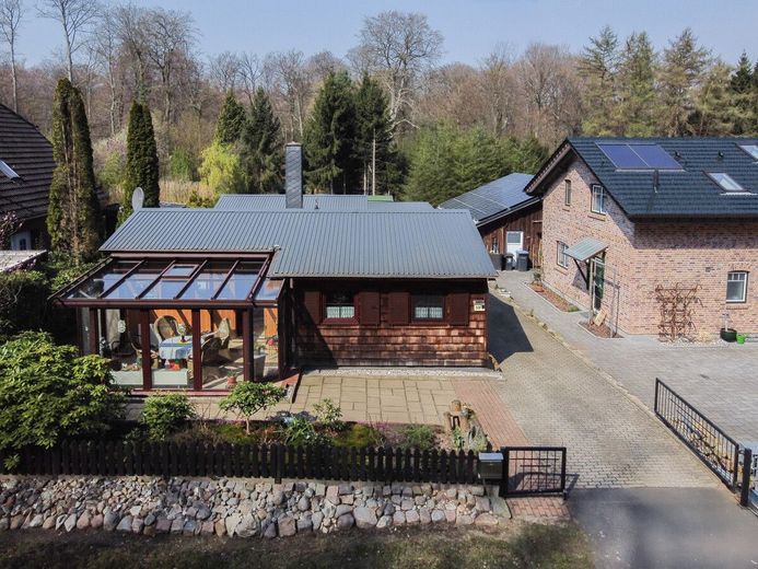 Idyllisches Waldidyll: Sauna, Wintergarten, riesigem Gartenparadies! – Luftaufnahme Straßenansicht
