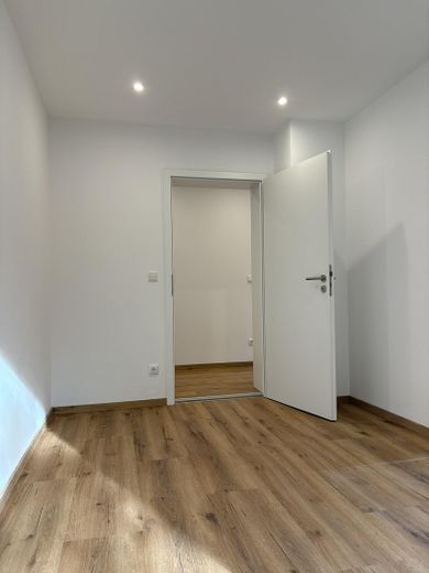 Frisch modernisierte 3-Zimmer-Wohnung mit Loggia – sofort bezugsfrei und Provisionsfrei – Kinderzimmer oder Büro