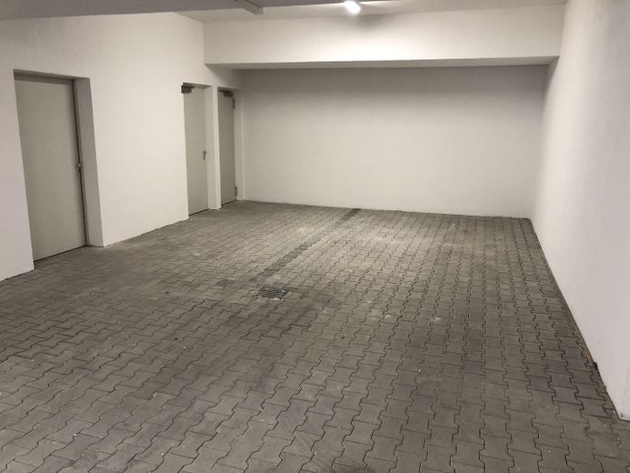 Ebenerdige neuwertige Lagerfläche mit Büro zu vermieten – Parken