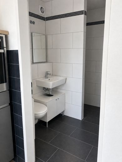 Abitare nel lusso in un attico di 200 m² con capannone, officina, produzione e attività commerciale – Dusche WC 1. Obergeschoss
