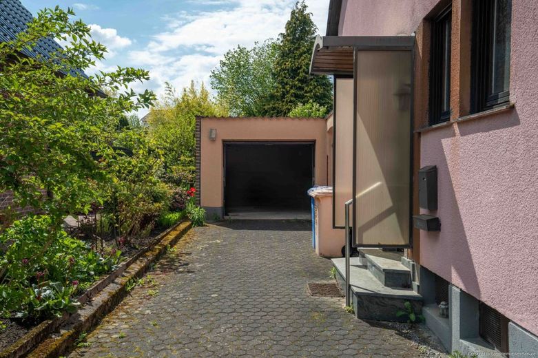 Freistehendes Familienhaus am Landschaftsschutzgebiet - Ruhe, Natur &amp; Potenzial – Zufahrt