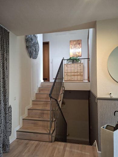 Ampia casa a schiera centrale ben attrezzata, spazio sufficiente per tutta la famiglia – Treppenhaus