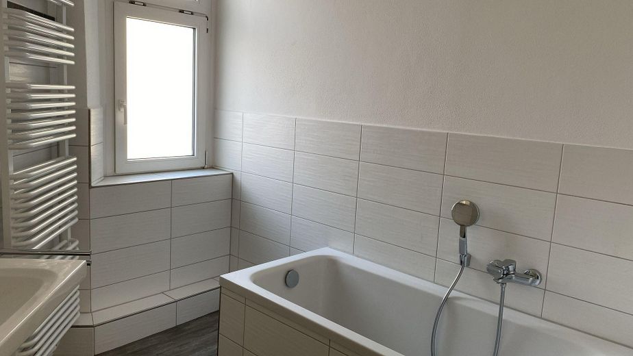 Mit Badewanne und Fenster