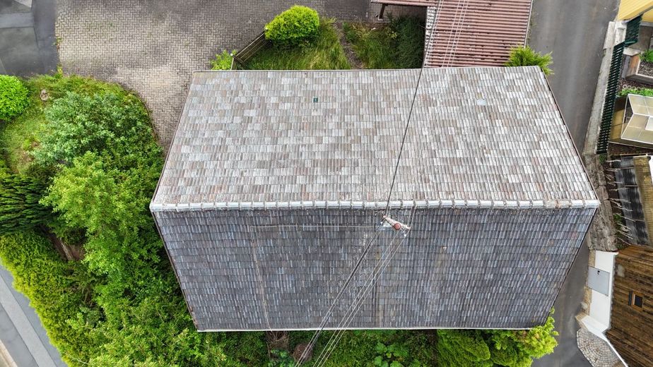 Projekt Traumhaus: Historisches Zweifamilienhaus mit gigantischem Potenzial in 96342 Stockheim-Burggrub! – Dach Scheune