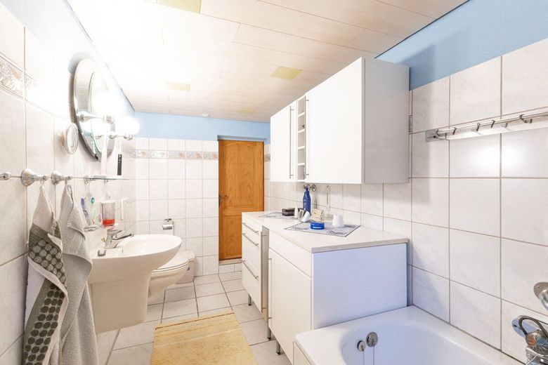 Idyllisches Waldidyll: Sauna, Wintergarten, riesigem Gartenparadies! – Wannenbad