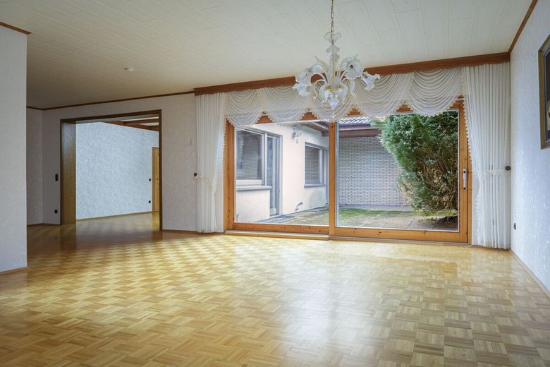 Platz für Familie, Ideen und neue Lebensabschnitte – Das große Wohnzimmer mit der Terrasse zum Westen