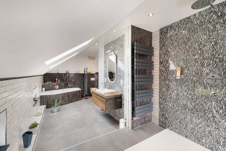 Umfassend sanierter und modernisierter Resthof mit Scheune und Photovoltaik in Ostfriesland – Badezimmer OG