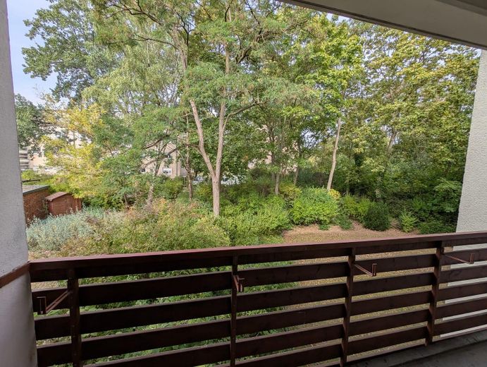 Sofort frei in Berlin-Steglitz: Helle 3-Zimmer-Wohnung mit Südbalkon + Stellplatz + provisionsfrei – Blick ins Grüne