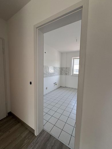 2-Zimmer-Wohnung, Balkon, Küche, Bad, HWR, Keller, nahe Südbahnhof – Blick aus Flur in Küche