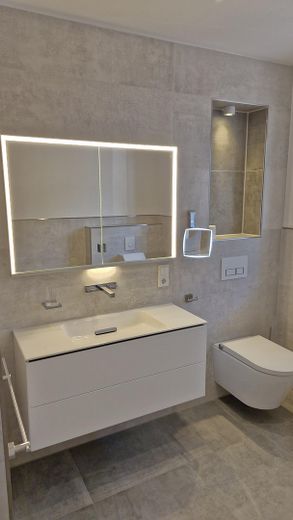 eingebauter Spiegelschrank 