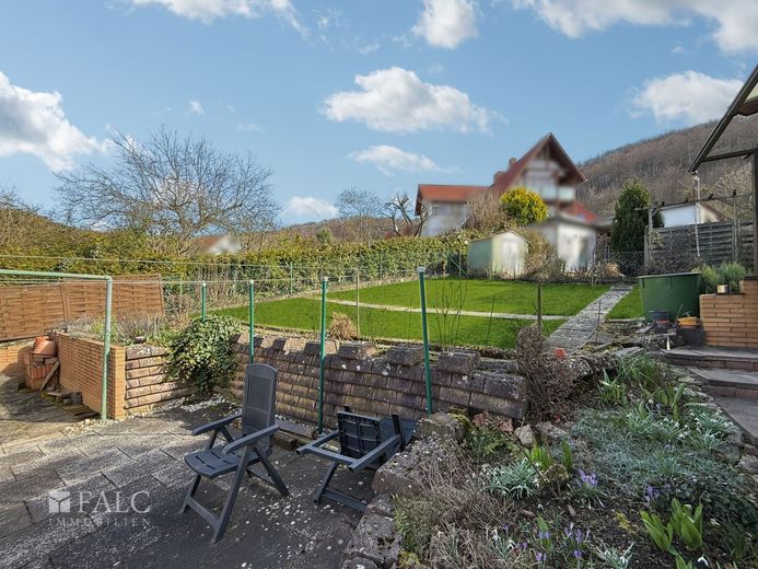 ***Blick auf die Burg Plesse - Haus mit Doppelgarage und üppiger Terrasse in Eddigehausen*** – Garten