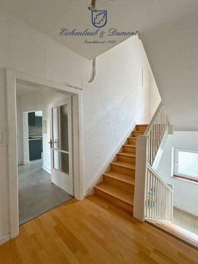 Großzügiges Haus, 410m² Gesamtfläche in ruhiger Seitenstraße von Saarbrücken-West – Etagenflur OG