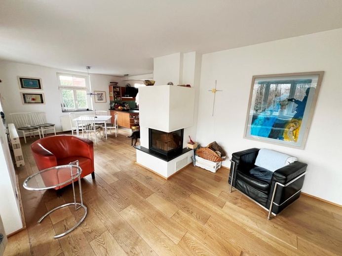 STADTVILLA - TEILBAR ODER ALS EINFAMILIENHAUS NUTZBAR – Wohnzimmer mit Kamin im Obergeschoss