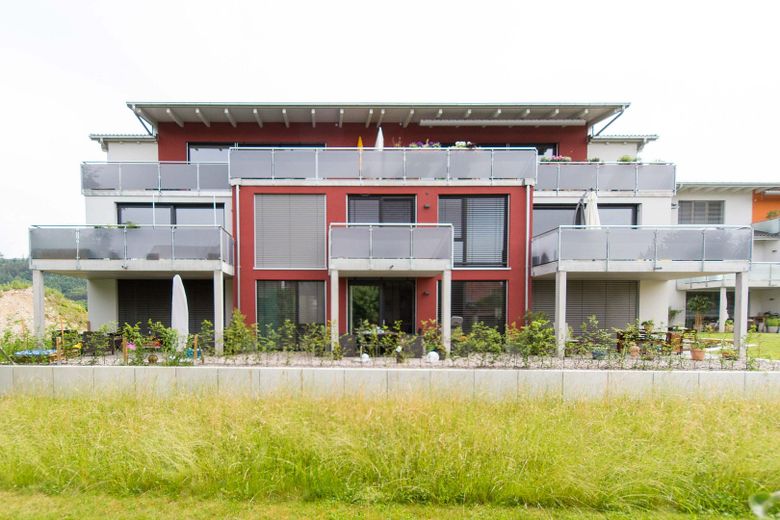moderne 3,5 Zimmerwohnung 1.OG mit Lift, EBK und überdachtem Balkon – Hausansicht