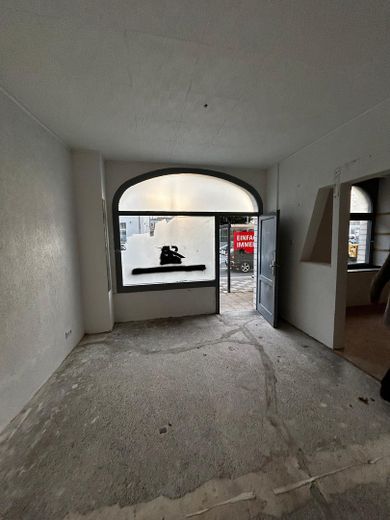 Kompaktes Ladenlokal in Düsseldorf-Rath – Bushaltestelle direkt vor der Tür – Raum 1: Blickrichtung Ausgang
