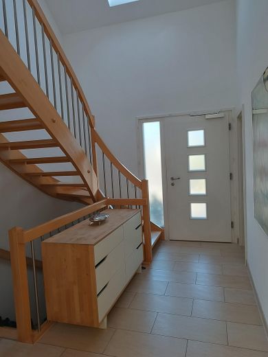 Geniş bahçeli modern müstakil ev,Güney terası – Fotoğraf 10