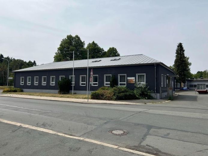 Ehemaliges Bürogebäude (ca. 500 m²) - ideal als Lagerfläche - teilbar dank 2 separaten Eingängen – Foto 1