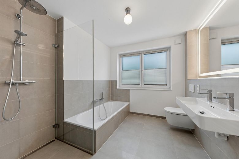 Neuwertige 3 - Zimmer - Balkonwohnung mit erstklassiger Ausstattung in Top - Lage von Meiendorf – Badezimmer