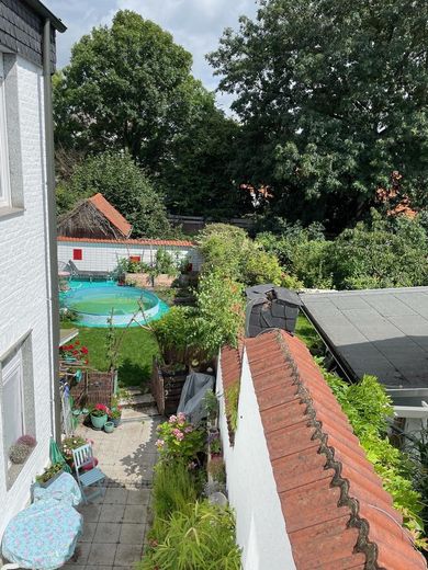 Gartenwohnung im Hochparterre im Herzen von Eicken – GARTEN IM SOMMER