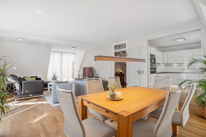 Exklusive Eigentumswohnung in bester Innenstadtlage von Mindelheim – 2 TG-Stellplätze – Wohn- und Esszimmer