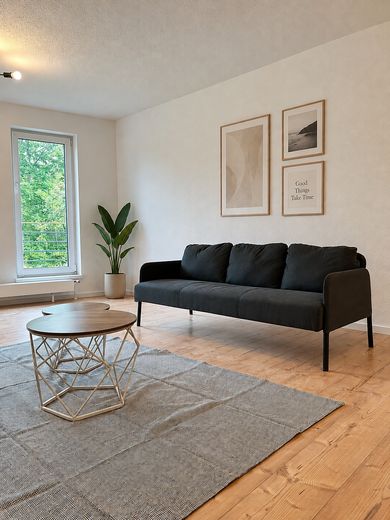 5,2 % Rendite! Umfassend renovierte Eigentumswohnung mit Stellplatz in Leipzig – Wohnzimmer.