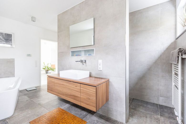 Architektenbungalow mit Split-Level-Bauweise, klarer Formensprache und freiem Landschaftsblick! – Badezimmer mit Dusche