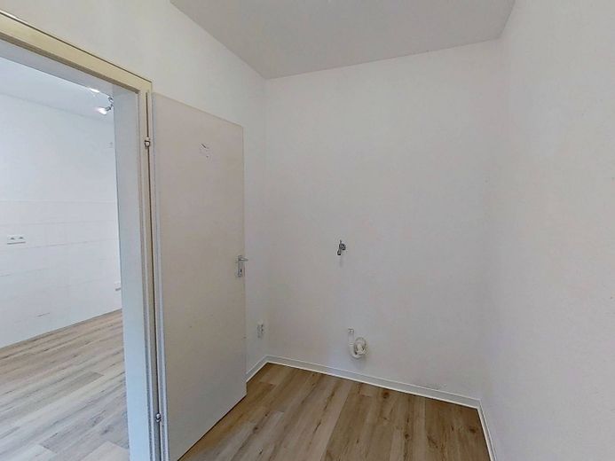 Komfortabel ausgestattete 3-Zi.-Whg. mit BALKON und Wannenbad – HWR