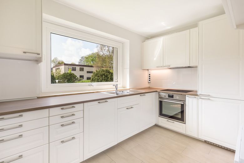 Blankenese: Moderne, ruhige 5 Zi EG/ST Whg inkl.2 Zi, Sauna, Duschbad im Souterrain – Einbauküche Ausblick Süd-West