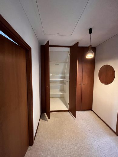 Ruhige Lage mit grossem Garten am Ende einer Sackgasse – Flur mit Einbauschrank im OG