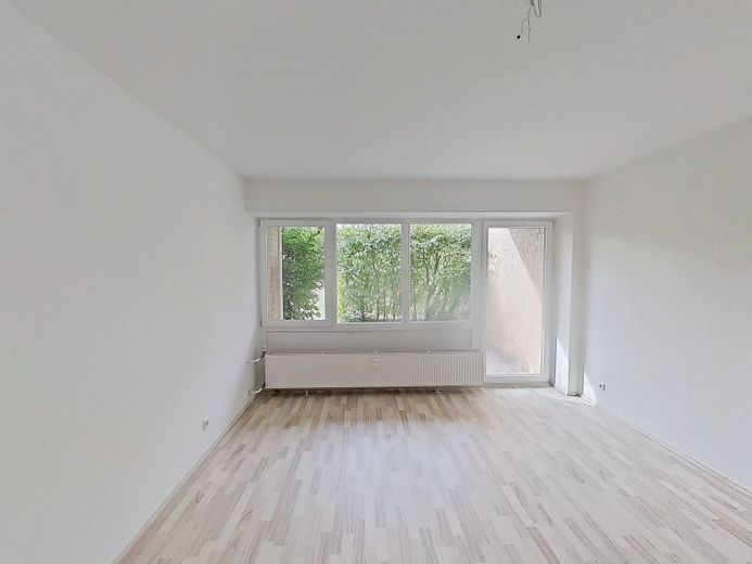 Moderno apartamento de 2 habitaciones con terraza privada y bañera en el sur de Burgdorf – Ansicht I: Wohn- und Esszimmer