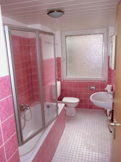 Schöne, helle 2-Zimmer Wohnung mit Küche – Bad vor Sanierung