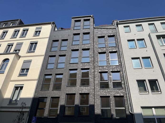 Wstrzymano przyjmowanie zapytań – nowoczesne mieszkanie jednopokojowe z balkonem i windą w sercu Hanoweru – Hausansicht