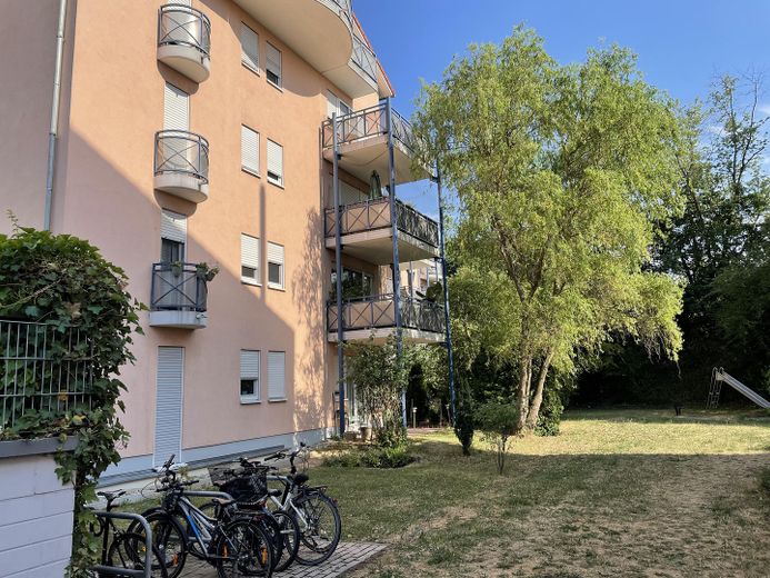 Gepflegte 2-Zimmer-Wohnung mit Balkon, Einbauküche, Stellplatz & Aufzug in Maintal-Dörnigheim – Außenansicht