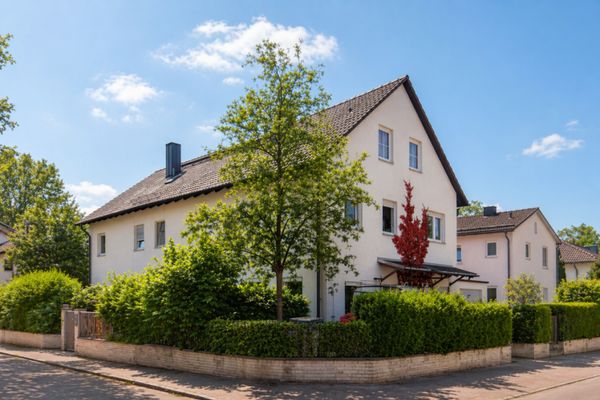 Platz für Visionen: Großzügiges Dachgeschoss mit Kamin und besonderem Charme