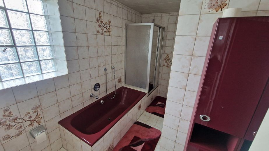 Badezimmer mit Dusche u. Wanne
