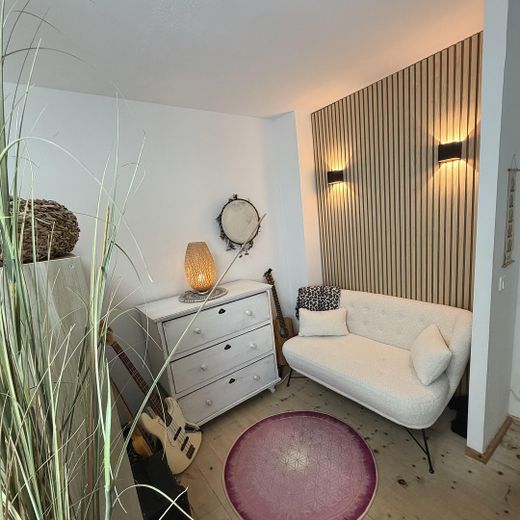 Ruhige 3/4-Zi-Gartenmaisonette (85qm Wfl+60qm Nfl+150 Garten), Privateingang, TOPLAGE Waldtrudering – Loungeeck im Büro/Schlafzimmer
