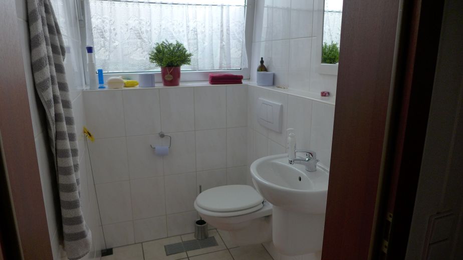 Provisionsfrei! Hochwertiges ruhiges Einfamilienhaus mit Wellnessoase und PV-Anlage – separate Toilette - Unten