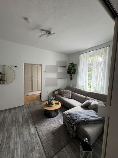 Vielseitiges Wohnhaus: Großfamilie oder 3×3-Zimmer-Wohnungen + Gewerbe & Garten – 2. Etage Wohnzimmer
