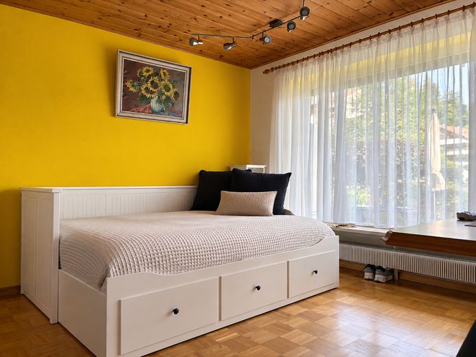 Compacta residencia en Allgäu con terraza orientada al sur y vistas a las montañas – Wohnraum
