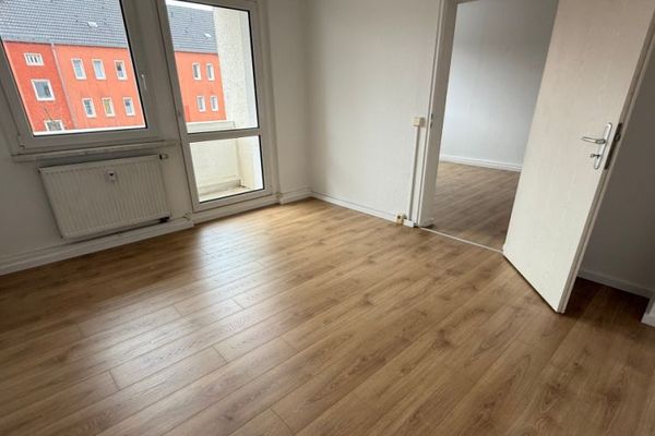 2º piano / balcone esposto a sud / laminato / bagno con finestra / ...a Reichenbrand!