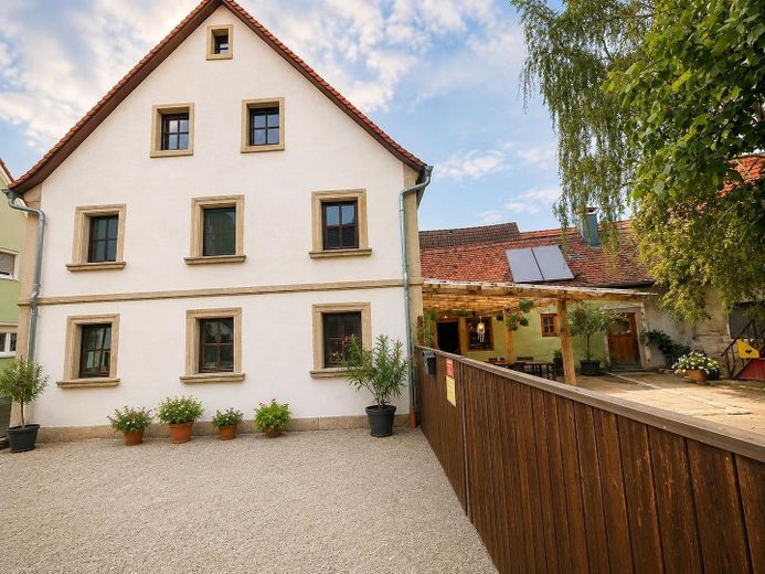 Sandsteinanwesen in Uehlfeld -kernsaniert-nachhaltig-außergewöhnlich. Ein Zuhause mit Geschichte – Ansicht der Hauses vom Parkpl